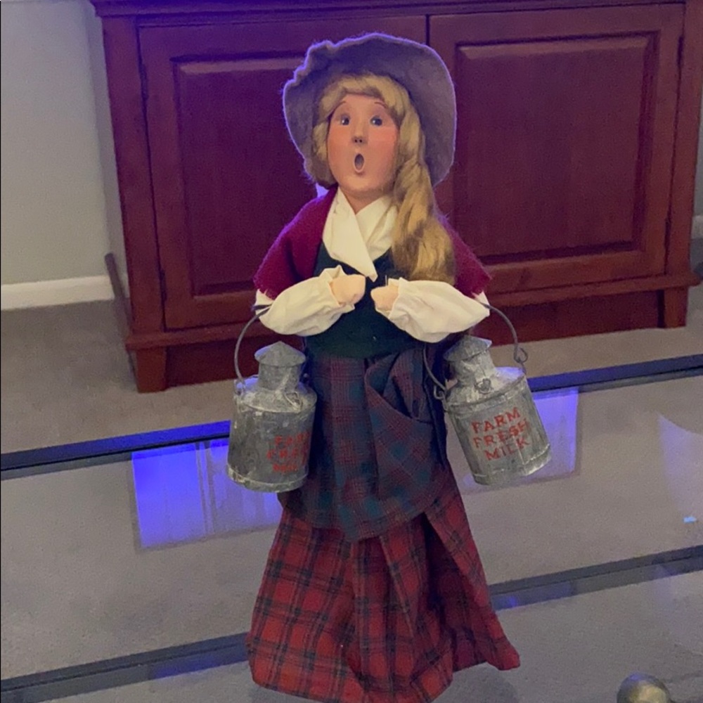 Byers Choice Caroler Milkmaid